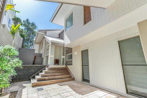 The Peachy Life, Sunshine Beach - Darwin Holiday 1