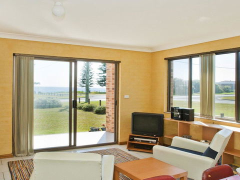 The Penguins Head - Across From The Beach - Darwin Holiday 3