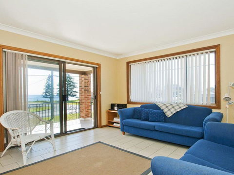 The Penguins Head - Across From The Beach - Darwin Holiday 2