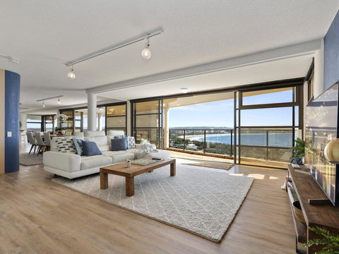 The Penthouse @ Point Cartwright - INSTANT HOTEL WINNER 2019 - Darwin Holiday 0