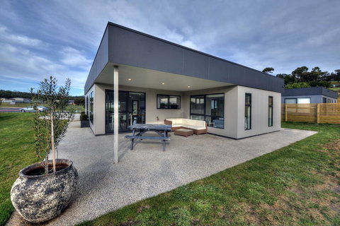 The Pines 1 - Darwin Holiday 2