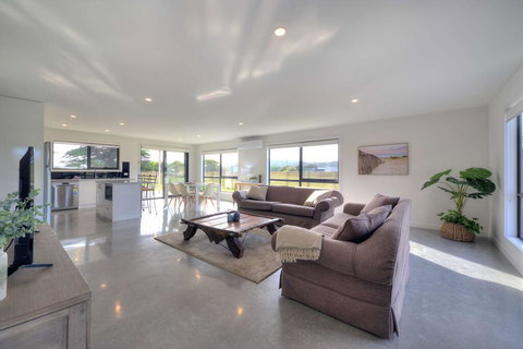 The Pines 1 - Darwin Holiday 0