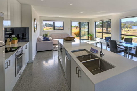 The Pines 2 - Darwin Holiday 0