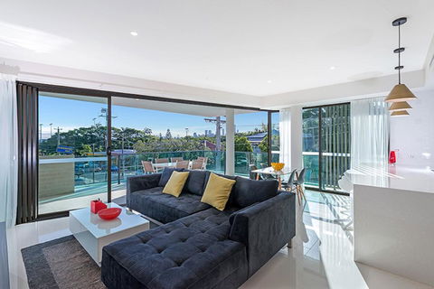 The Princess Of Bulimba - Executive 3BR Bulimba Apartment With Large Balcony Next To Oxford St - Darwin Holiday 0