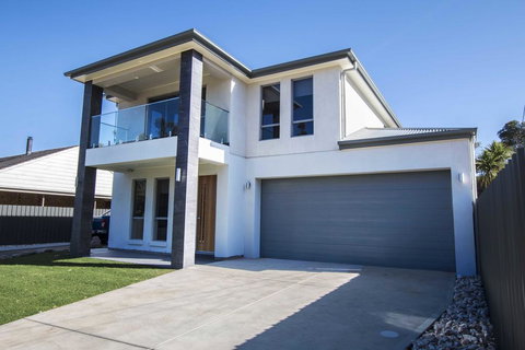 The Races Complex - Darwin Holiday 0