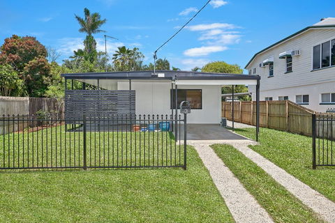 The Red Sparrow 2 - Darwin Holiday 0