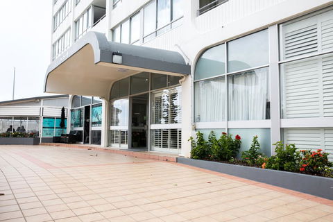 The Shore Apartments - Beachfront - Darwin Holiday 1