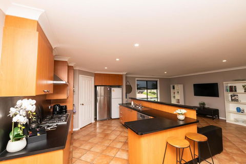 The Tinnock Entertainer Large & Comfy + Wifi - Darwin Holiday 3