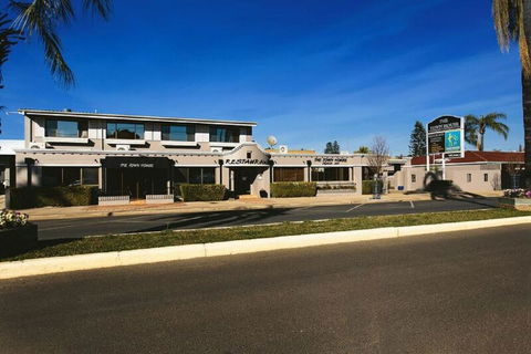The Town House Motor Inn - Darwin Holiday 1