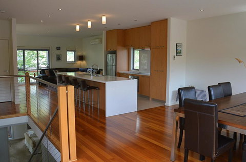 The Track - Beautiful Townhouse In Bright - Darwin Holiday 1