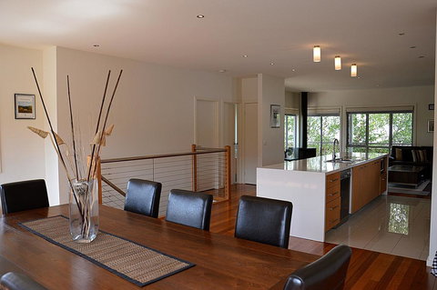 The Track - Beautiful Townhouse In Bright - Darwin Holiday 3