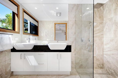 THE VIEW, TUGUN - 4 Bedrooms - Sea Views - Private Heated Pool - Darwin Holiday 2