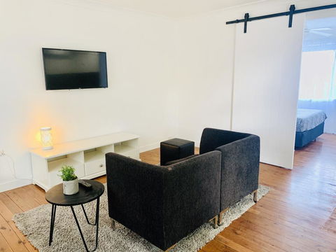 The White Picket Fence - Darwin Holiday 0