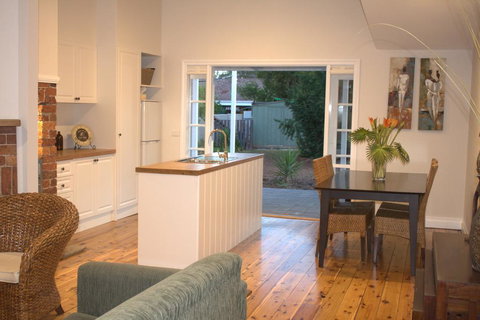 The Yellow Daisy - Darwin Holiday 0