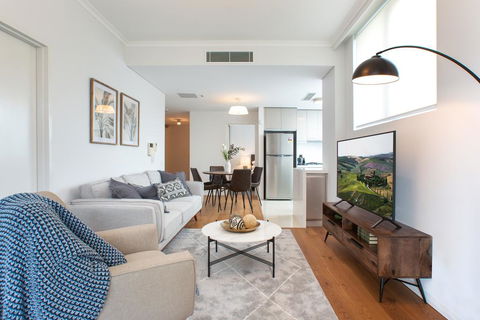 Tidy Apartment With Balcony And Parking Near Trains - Darwin Holiday 0