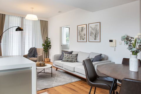 Tidy Apartment With Balcony And Parking Near Trains - Darwin Holiday 1