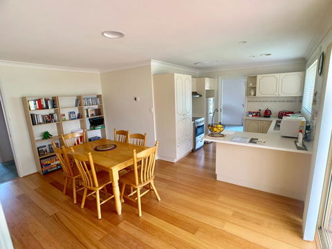 Tidy Home In A Leafy Suburb, Great Location - Darwin Holiday 2