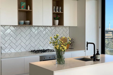 Top Floor Views, Yarraville, 2 Bedroom, 2bathroom - Darwin Holiday 1