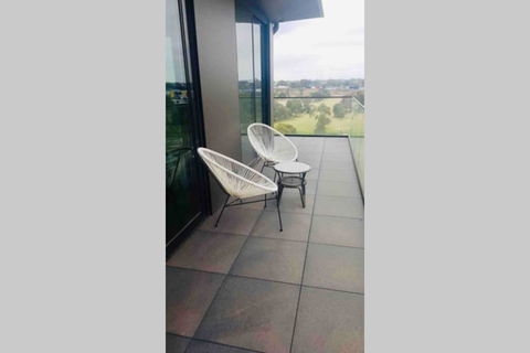 Top Floor Views, Yarraville, 2 Bedroom, 2bathroom - Darwin Holiday 0