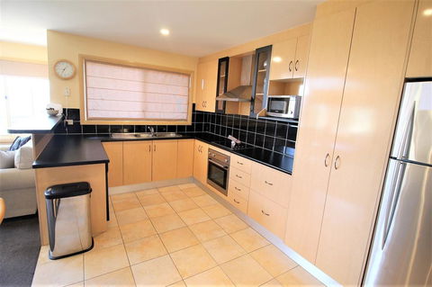 Torino 6 - Lake Jindabyne & Snowy Mountain Views - Darwin Holiday 3