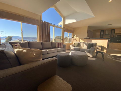 Torino 6 - Lake Jindabyne & Snowy Mountain Views - Darwin Holiday 0