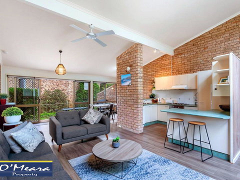 Townhouse 9 'Bay Parklands', 2 Gowrie Ave - Pool Views & Tennis Court - Darwin Holiday 1