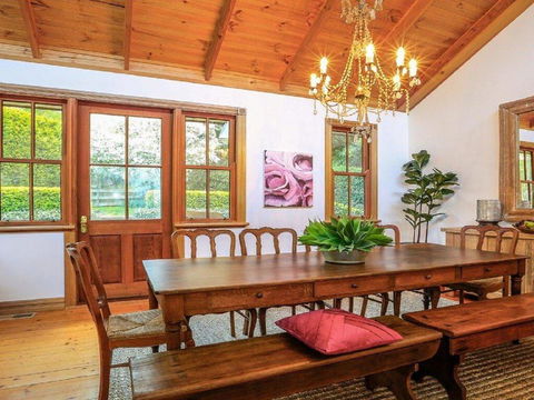 Treetops - Elegant, Inviting, Designer, Cedar Home - Darwin Holiday 3