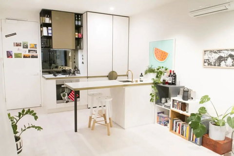 Trendy 1 Bedroom Apartment In The Heart Of Collingwood - Darwin Holiday 1