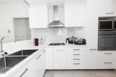 Trendy, Self Contained Inner City Apartment - Darwin Holiday 1