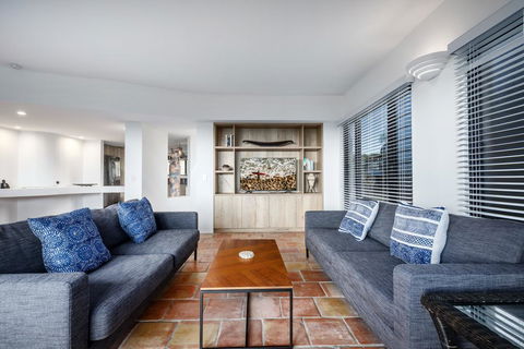 Tuscan Inspired Townhouse Minutes From The Beach - Darwin Holiday 3