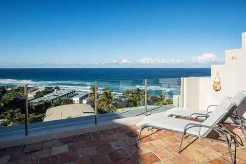 Tuscan Inspired Townhouse Minutes From The Beach - Darwin Holiday 1