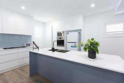 TWO TEN Sleeps 10! Luxury CBD Accommodation - Darwin Holiday 3