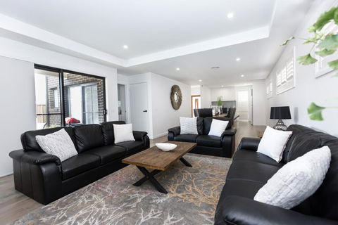 TWO TEN Sleeps 10! Luxury CBD Accommodation - Darwin Holiday 2