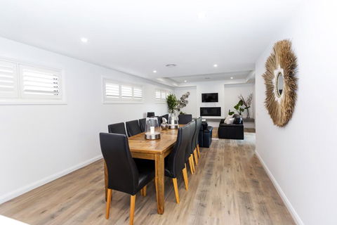 TWO TEN Sleeps 10! Luxury CBD Accommodation - Darwin Holiday 1