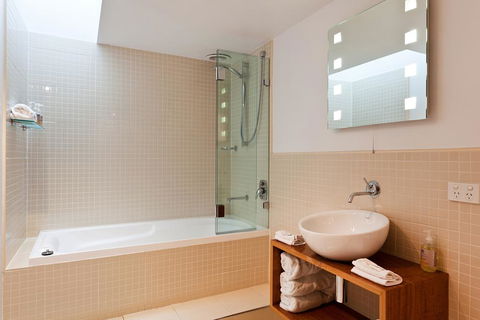 TWOFOURTWO Boutique Apartments - Darwin Holiday 1