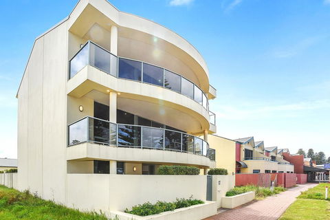 Ultimate Esplanade - 3 Storey Experience - WiFi - Darwin Holiday 3