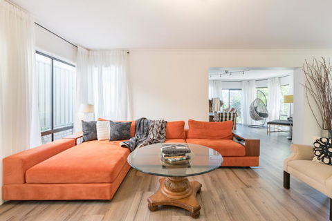 ULTRA SPACIOUS STYLISH HOME IN PRESTONS - SYDNEY - Darwin Holiday 0