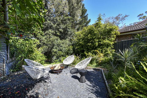 UMINA BEACH KOKOMO- Walk To The Beach, FAMILY And PET FRIENDLY Set Of 3 Vintage Original Holiday Flats & Vintage Caravan And Bat - Darwin Holiday 3