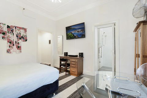 Unbeatably Located Art Deco Surry Hills Studio - Darwin Holiday 3