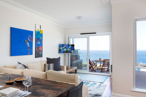 Unbelievable Clifftop Townhouse With Ocean Views - Darwin Holiday 1