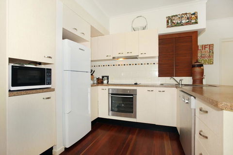 Unit 1 On The Park, Frank Street Coolum Beach: WIFI, 400 Bond, LINEN INCLUDED - Darwin Holiday 3