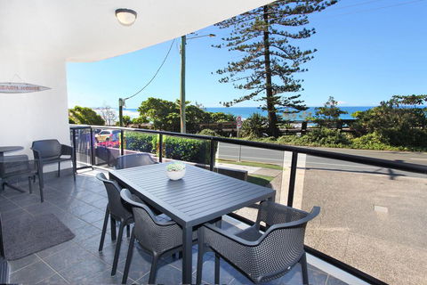 Unit 1 Phoenix Apartments, Coolum Beach - Darwin Holiday 1