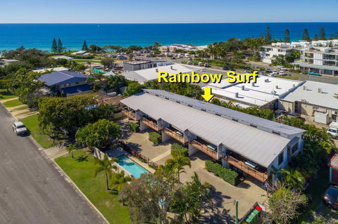 Unit 1 Rainbow Surf - Modern, Two Storey Townhouse With Large Shared Pool, Close To Beach And Shop - Darwin Holiday 2