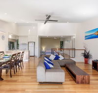Unit 1 Rainbow Surf - Modern two storey townhouse with large shared pool close to beach and shop - Darwin Holiday