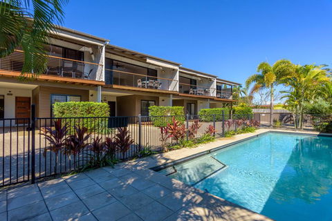 Unit 1 Rainbow Surf - Modern, Two Storey Townhouse With Large Shared Pool, Close To Beach And Shop - Darwin Holiday 1