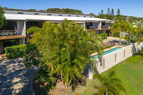 Unit 1 Rainbow Surf - Modern, Two Storey Townhouse With Large Shared Pool, Close To Beach And Shop - Darwin Holiday 3