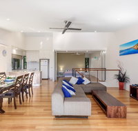 Unit 1 Rainbow Surf - Modern two storey townhouse with large shared pool close to beach and shop - Darwin Holiday