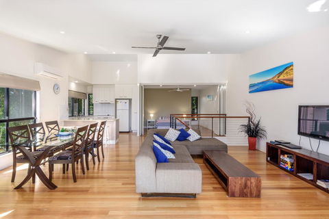 Unit 1 Rainbow Surf - Modern, Two Storey Townhouse With Large Shared Pool, Close To Beach And Shop - Darwin Holiday 0