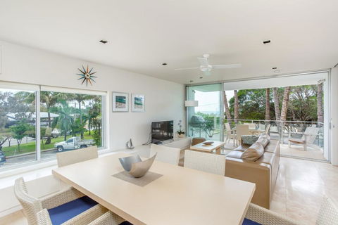 Unit 105 Plantation - Rainbow Beach, Plantation Resort, Second Floor, Aircon, Pool, Spa - Darwin Holiday 2