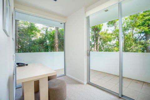 Unit 105 Plantation - Rainbow Beach, Plantation Resort, Second Floor, Aircon, Pool, Spa - Darwin Holiday 1